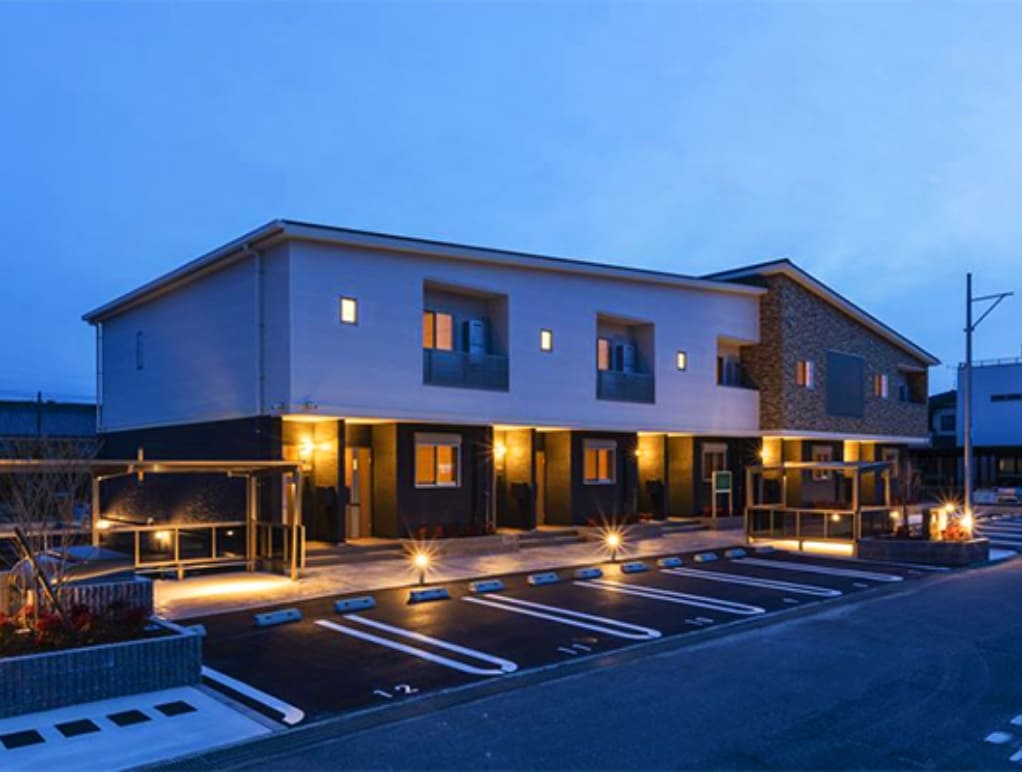 ミユキ商事 アンジェリーク アパート 建物外観 夜景